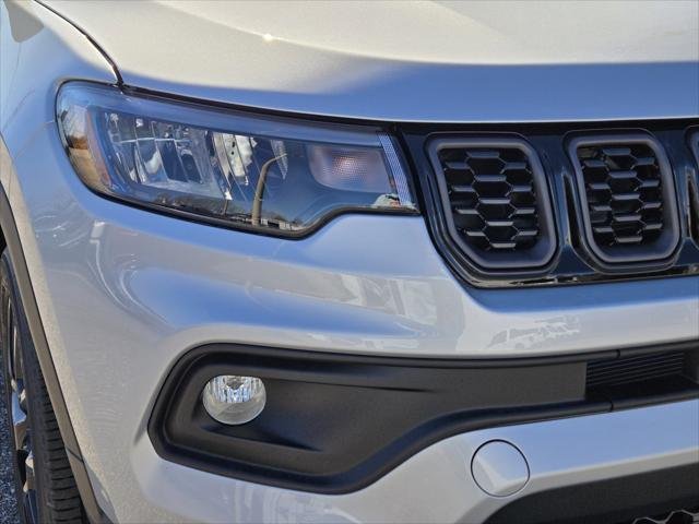 New 2026 Silver Zynith Metallic Clear-Coat Exterior Paint Jeep Latitude image 3