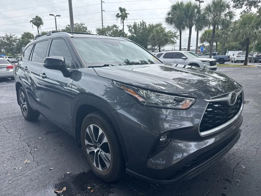 Used 2020 Magnetic Gray Metallic Toyota XLE image 7