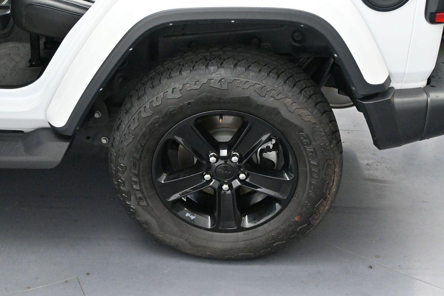 Used 2023 White Jeep Sahara Altitude image 31