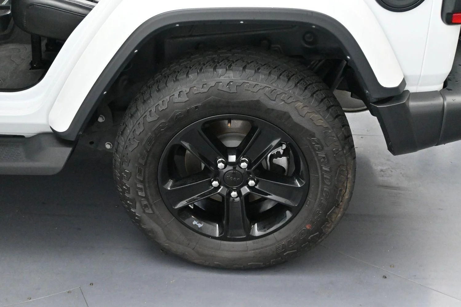 Used 2023 White Jeep Sahara Altitude image 31