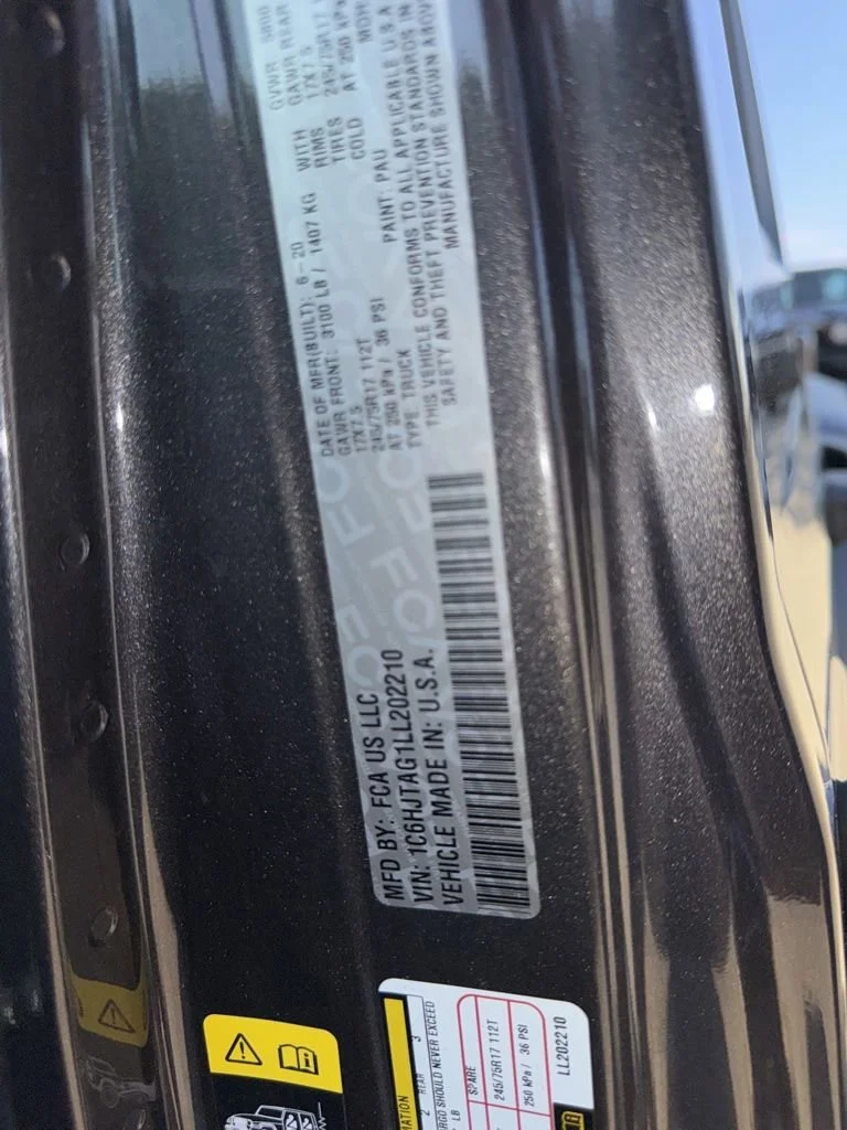 Used 2020  Jeep Sport image 29