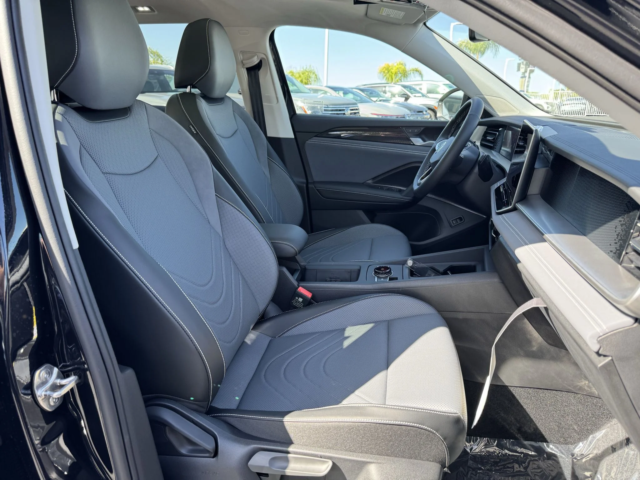 New 2026 Deep Black Pearl Volkswagen SE image 32