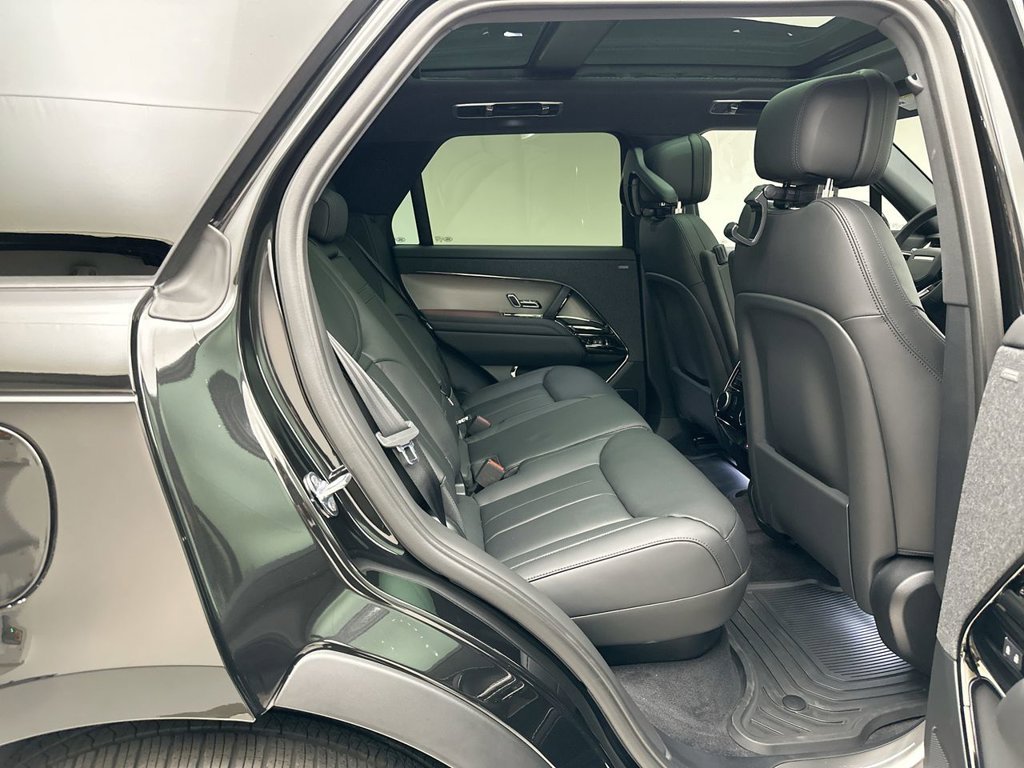New 2027 Santorini Black Land Rover SE image 7