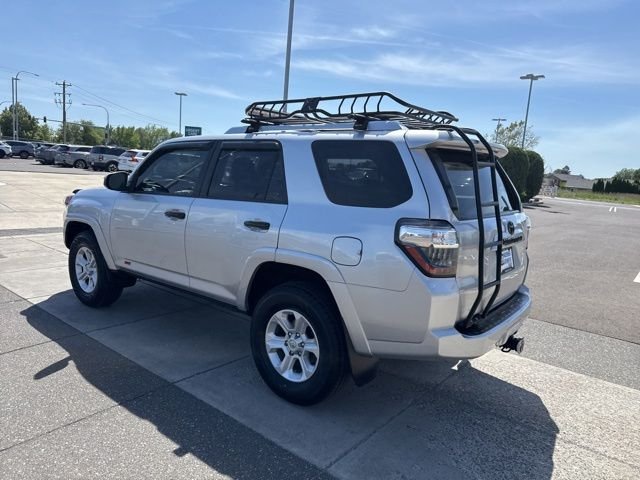 Used 2016 Classic Silver Metallic Toyota SR5 4X4 image 9