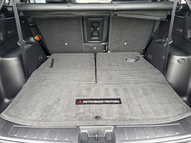 Used 2022  Mitsubishi SEL image 11