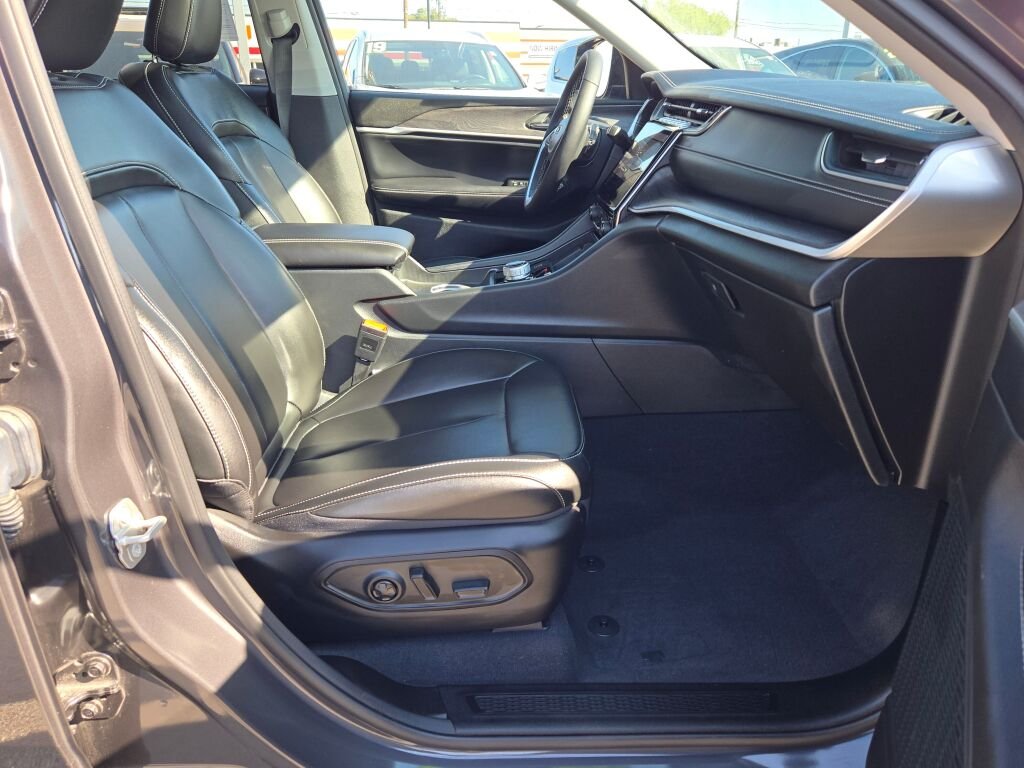 Used 2024 Gray Jeep Limited image 5