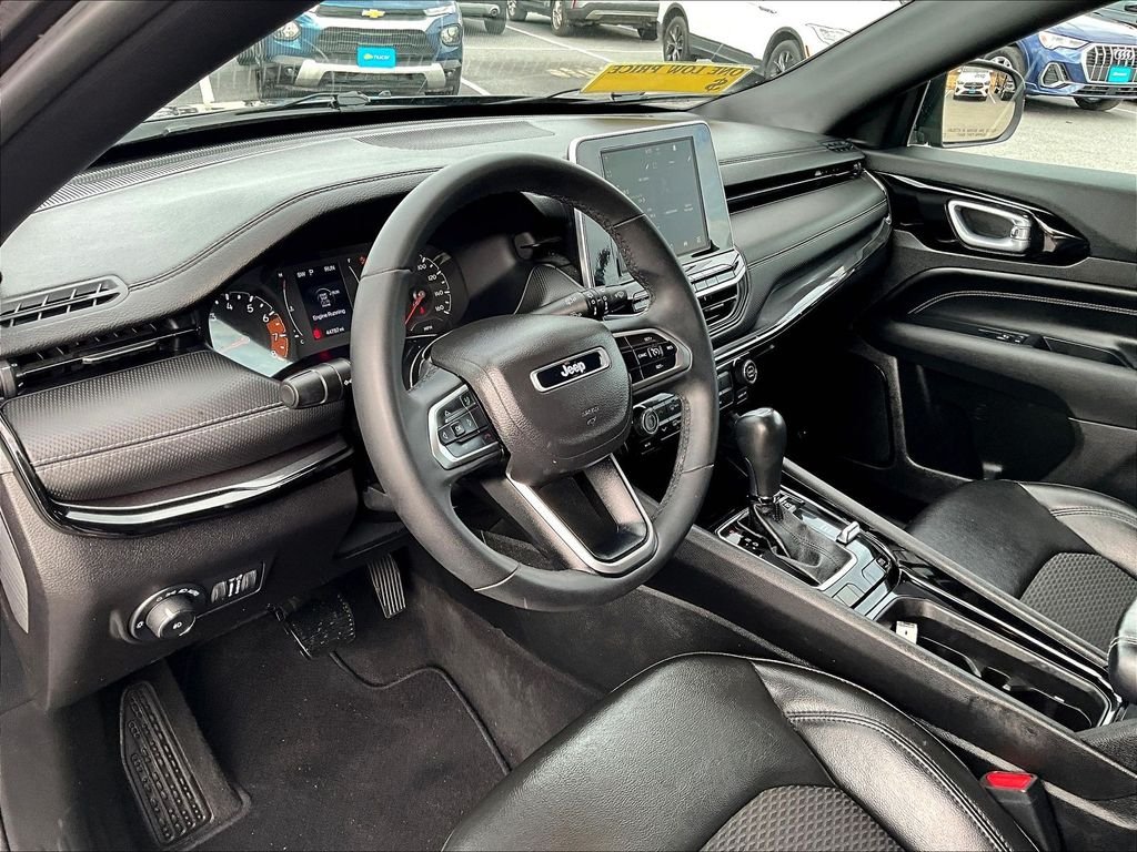 Used 2022 Gray Jeep Latitude image 8