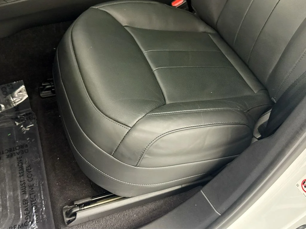 Used 2025 White Land Rover SE image 20
