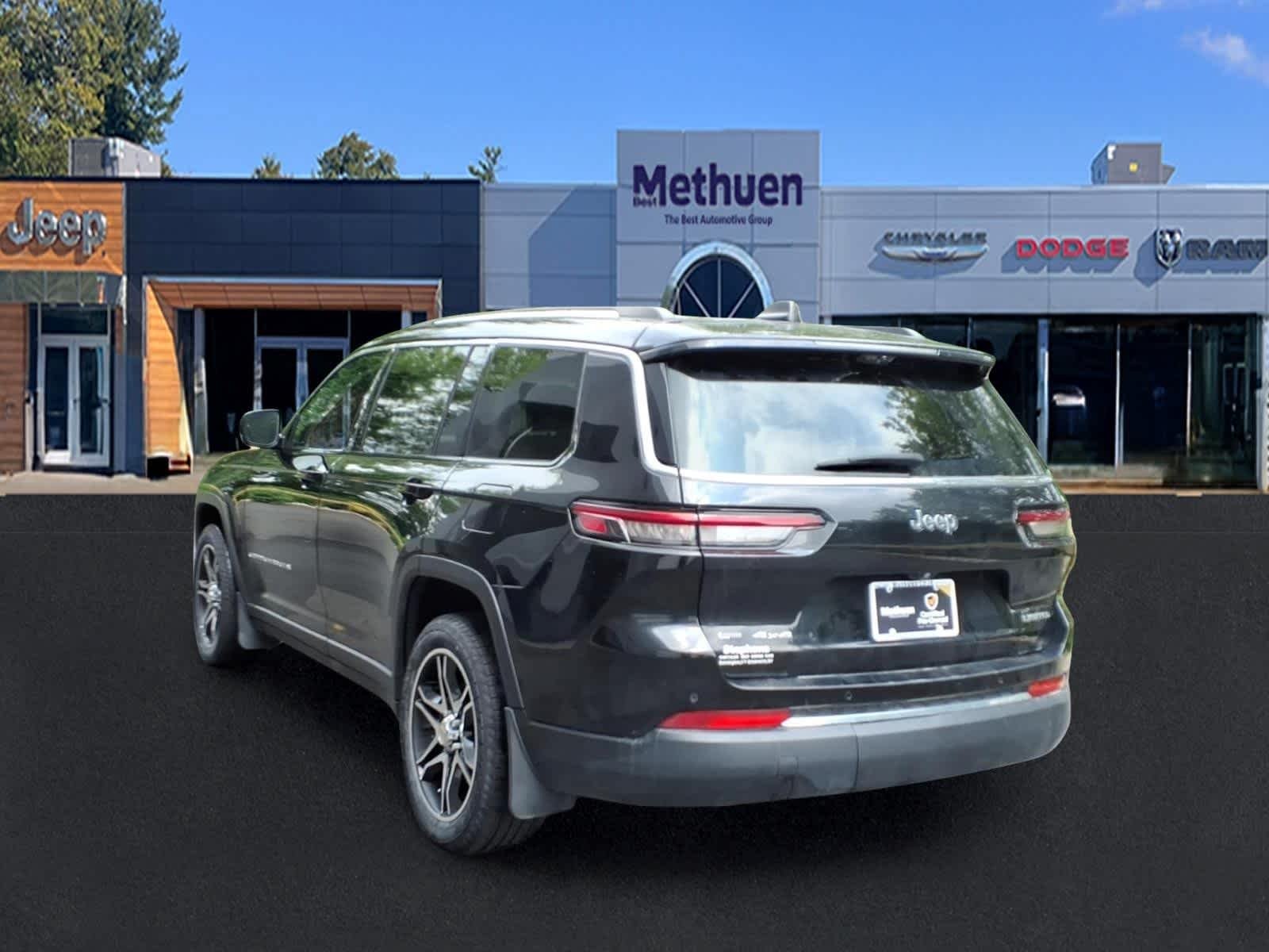 Used 2022 Diamond Black Crystal Pearlcoat Jeep Limited image 5