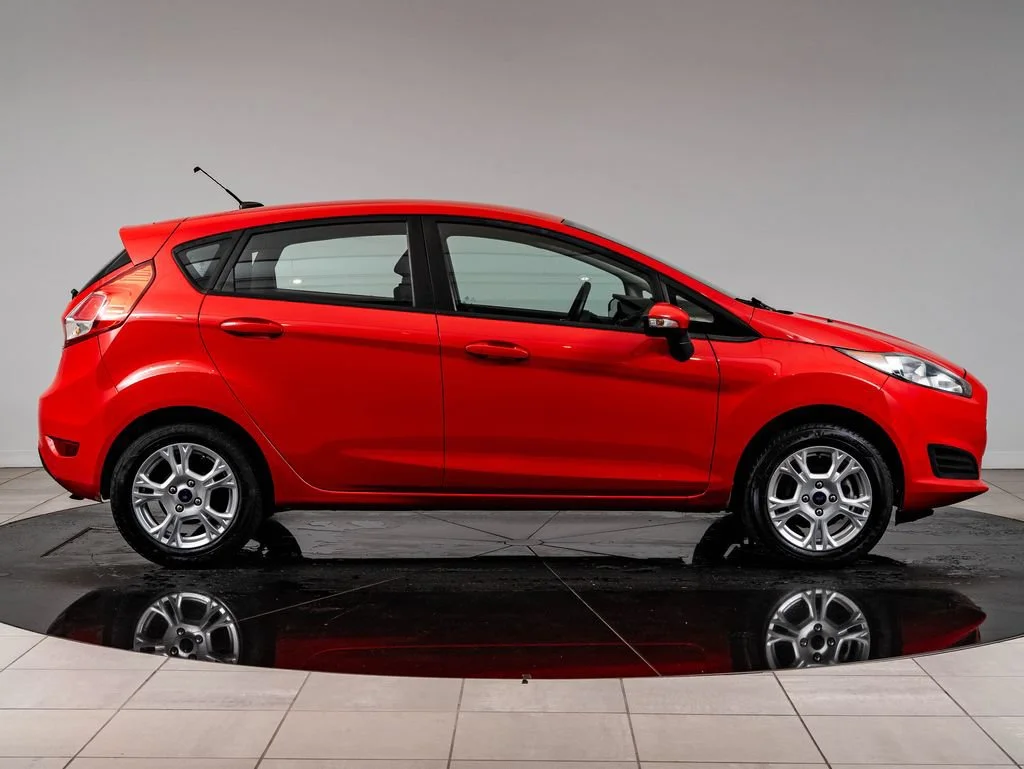 Used 2015 Race Red Ford SE image 11