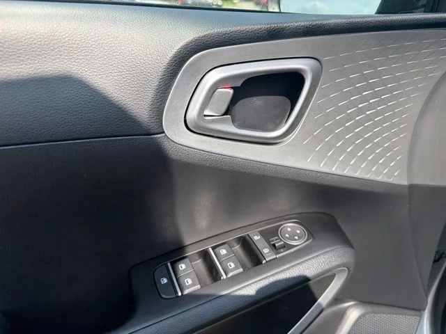 Used 2025  Kia LX image 25