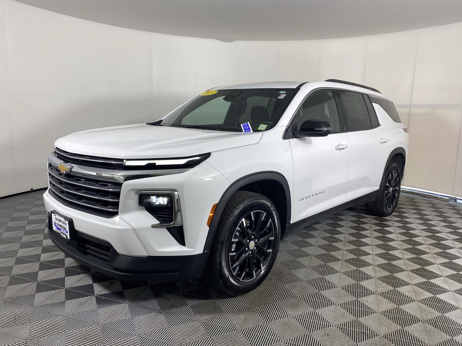 Used 2025 Summit White Chevrolet LT image 3