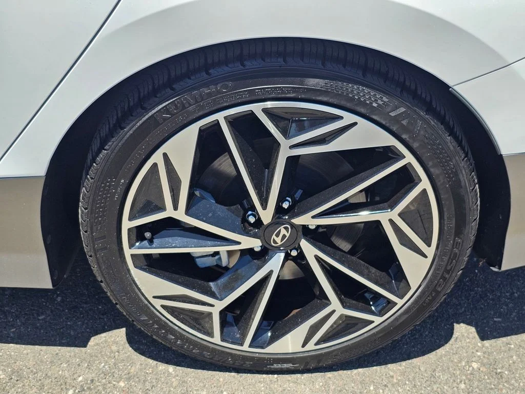 Used 2023 White Hyundai SEL image 7