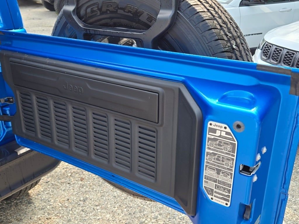 New 2026 Hydro Blue Pearl-Coat Exterior Paint Jeep Sahara image 14