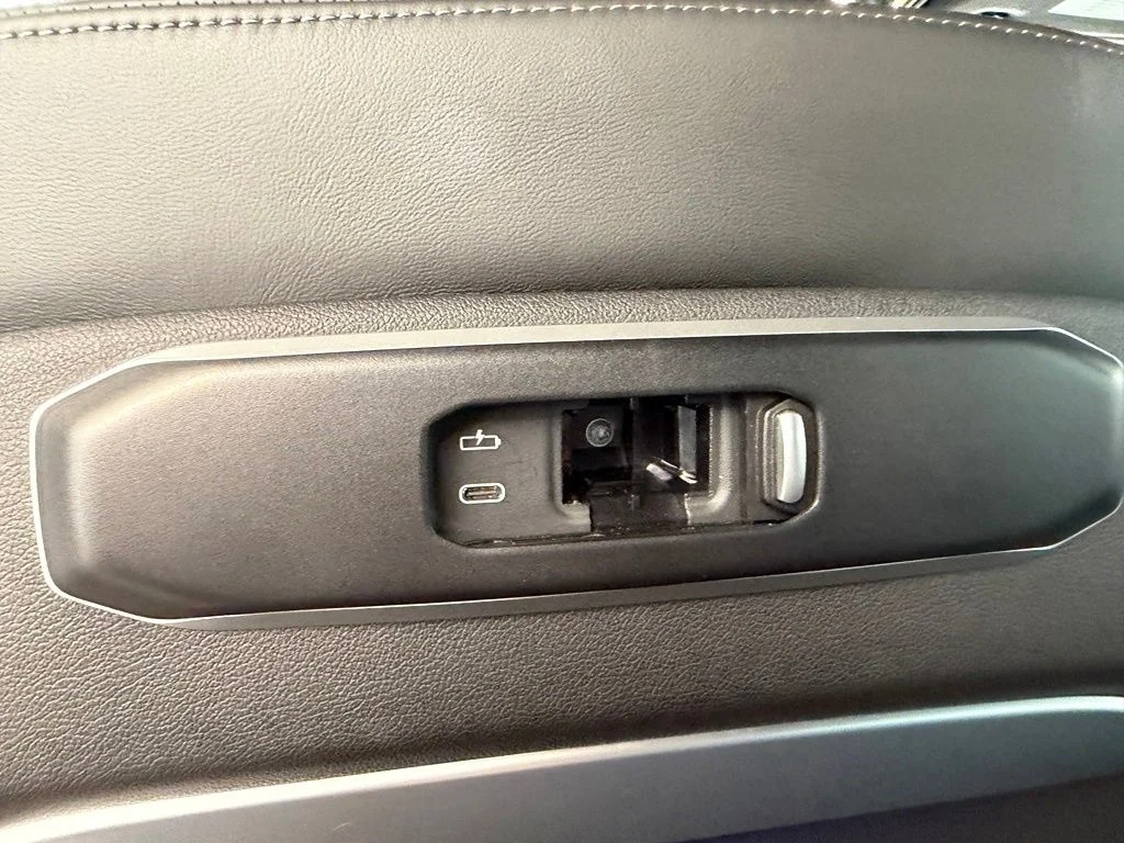 Used 2026 Black BMW M60i image 43