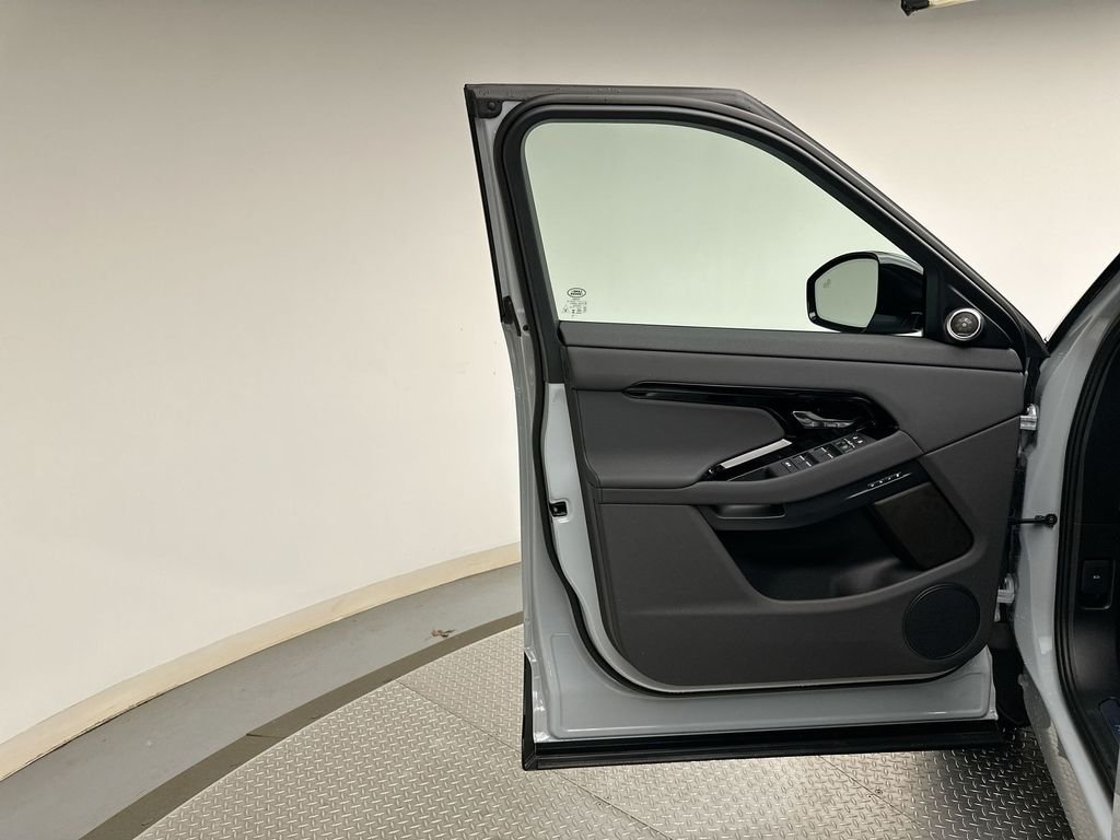 New 2026 Arroios Grey Metallic Land Rover S image 9