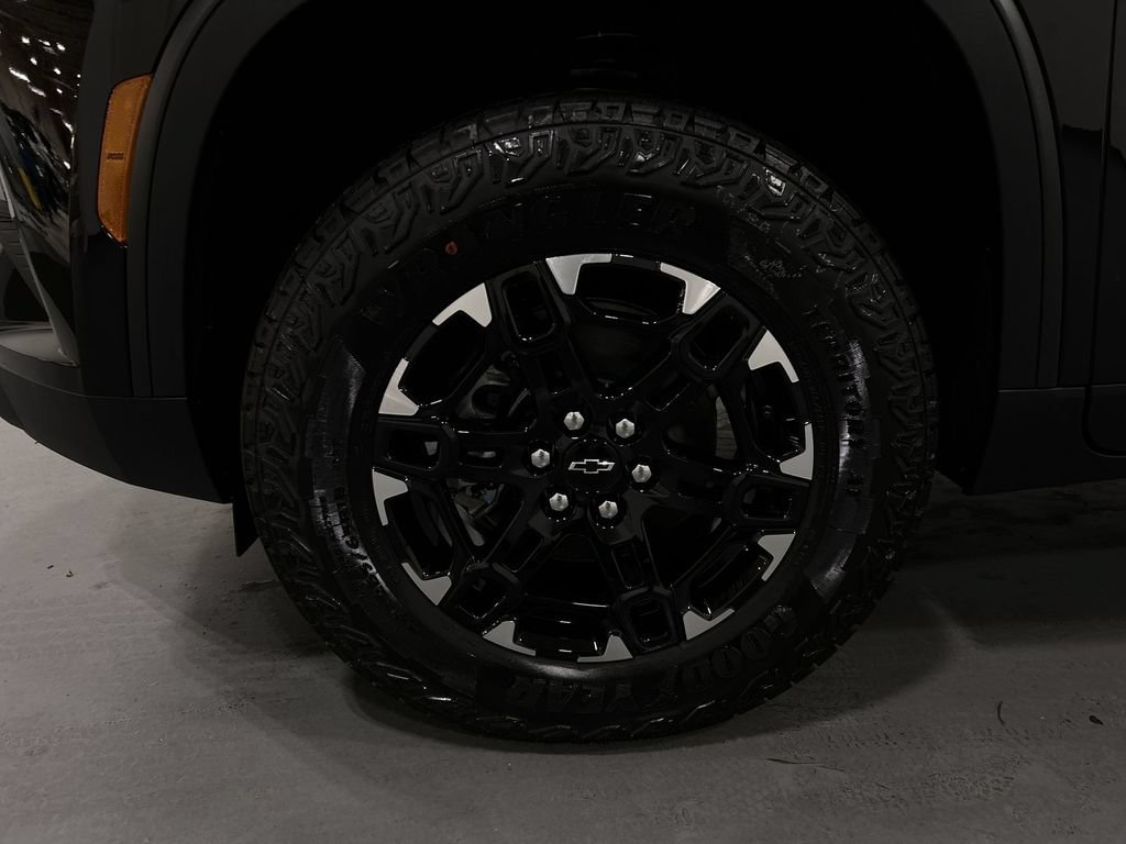 New 2027 Mosaic Black Metallic Chevrolet Z71 image 19
