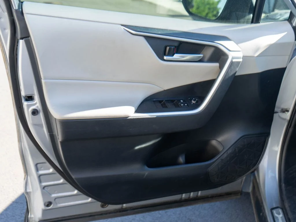 Used 2019 Silver Toyota XLE image 24