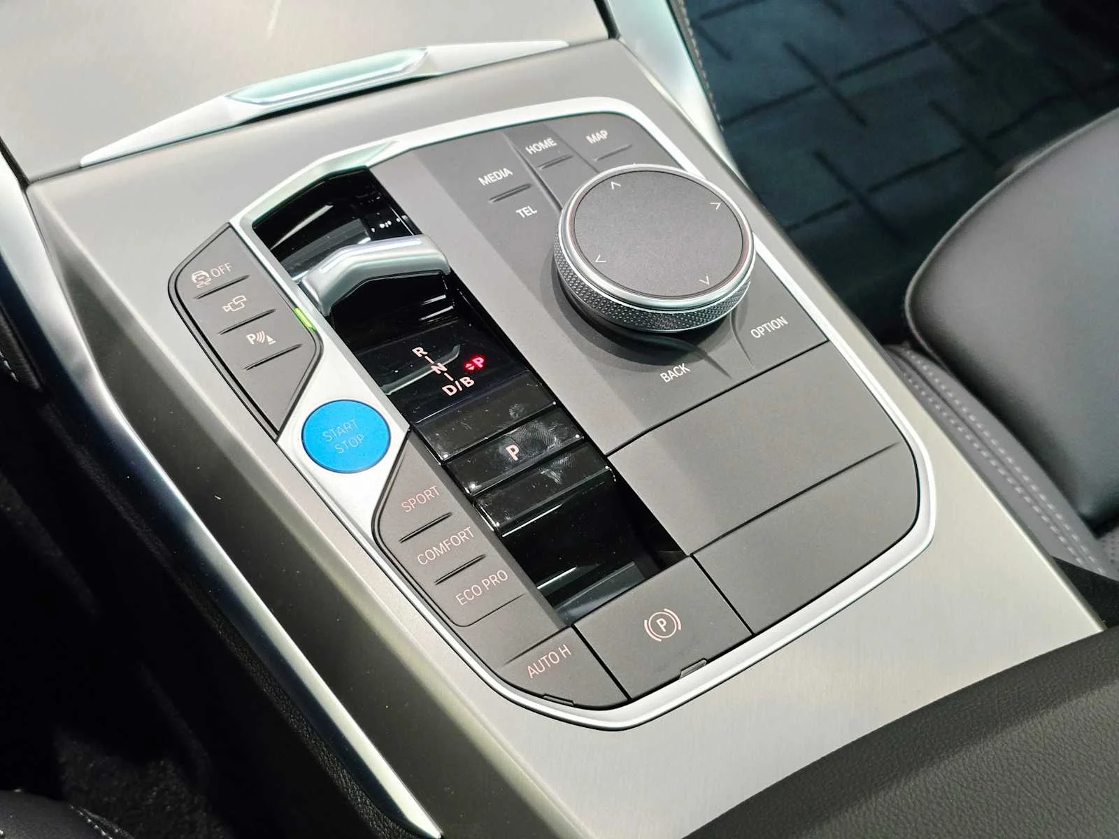 New 2026 Cape York Green Metallic BMW xDrive40 image 16