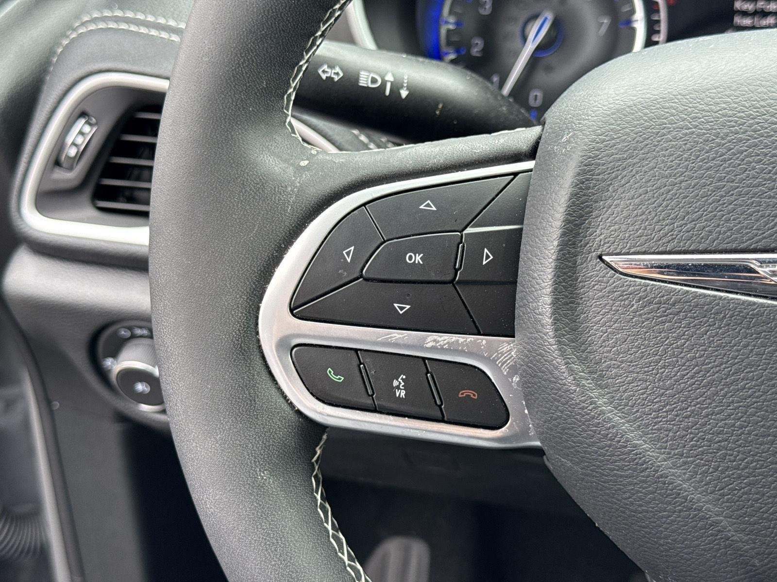 Used 2025 Ceramic Gray Clearcoat Chrysler Select image 12