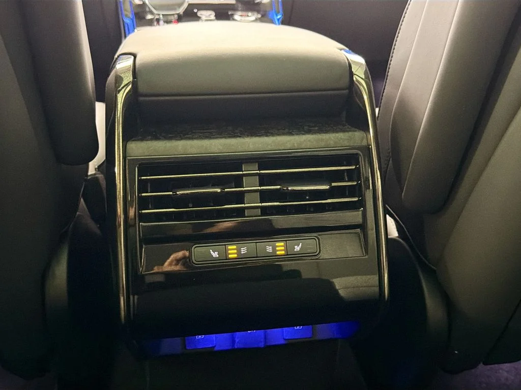 Used 2023 Gray Land Rover SE Dynamic image 26