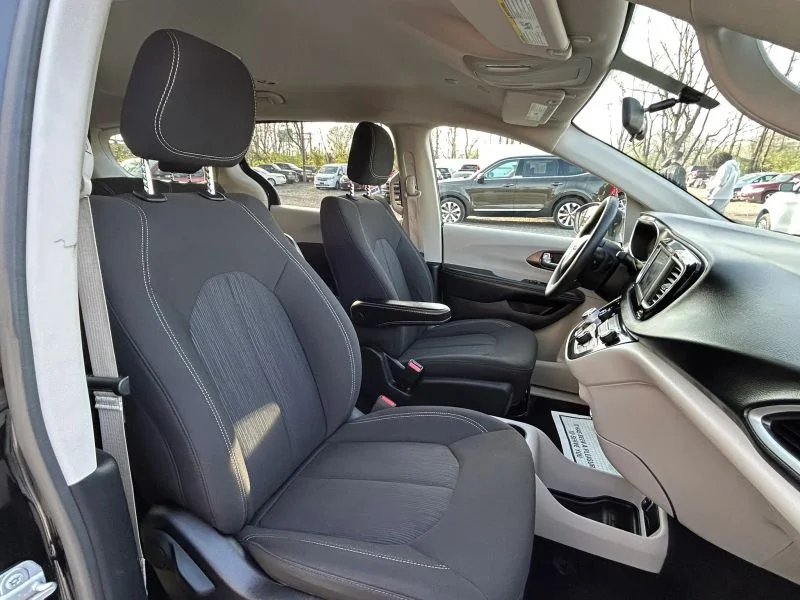 Used 2021 Black Chrysler L Minivan 4D image 23