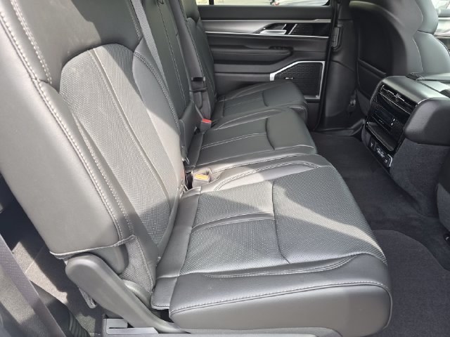 New 2026 Bright White Clear-Coat Exterior Paint Jeep  image 32