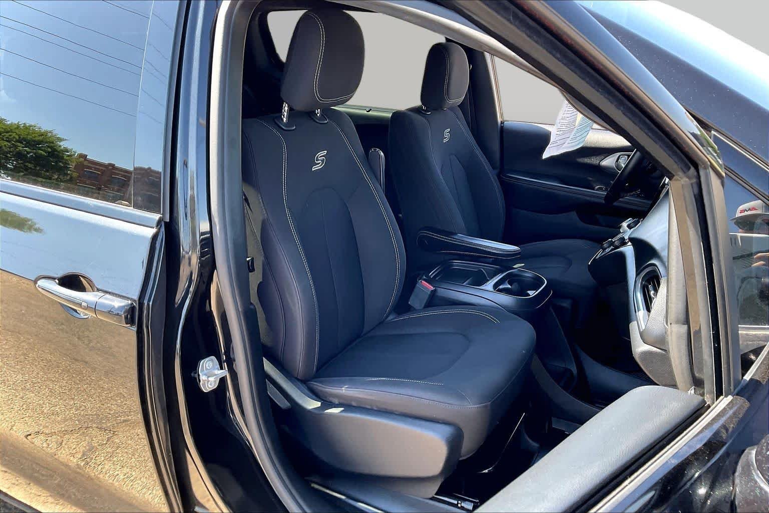 Used 2018 Brilliant Black Crystal Pearlcoat Chrysler Touring Plus image 9