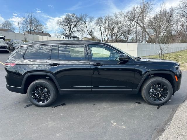 New 2026 Diamond Black Crystal Pearl-Coat Exterior Paint Jeep Altitude image 5