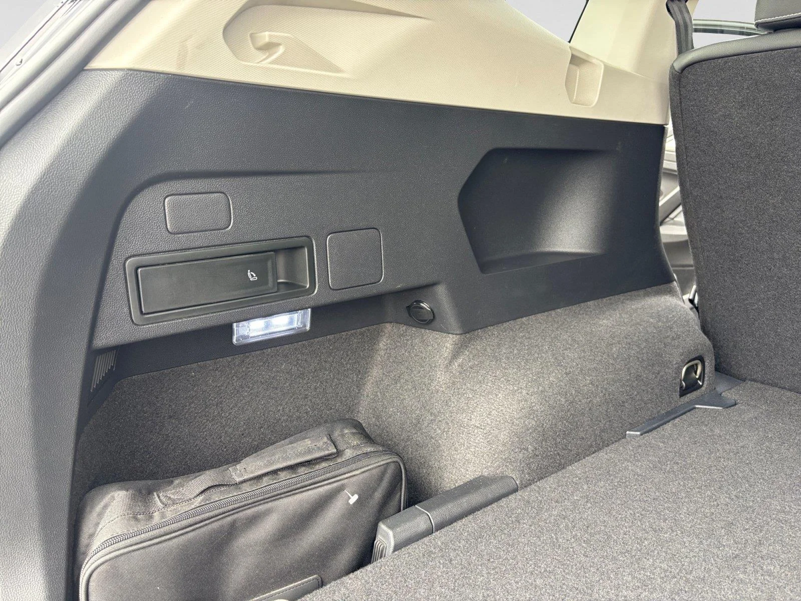 2023 Volkswagen Tiguan SE - Photo 44