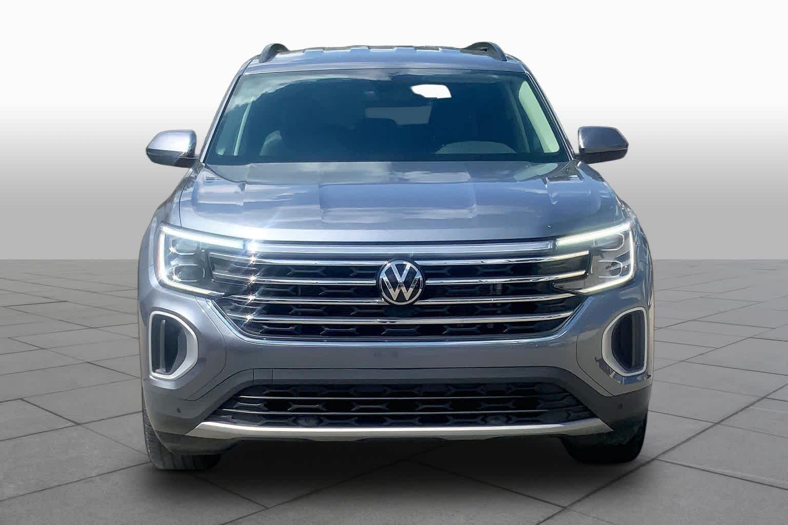 Used 2025 Pure Gray Volkswagen 2.0T SE w/Technology image 4