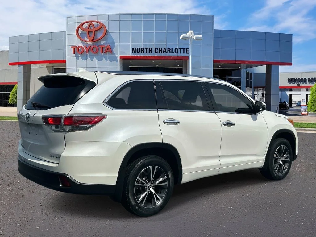 Used 2016 White Toyota XLE V6 image 6