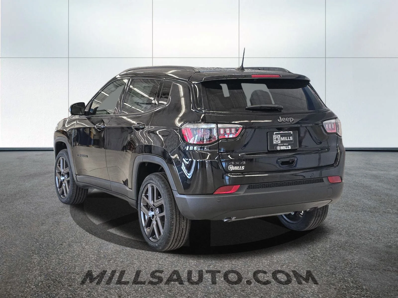 New 2026 Diamond Black Crystal Pearl-Coat Exterior Paint Jeep Limited image 5