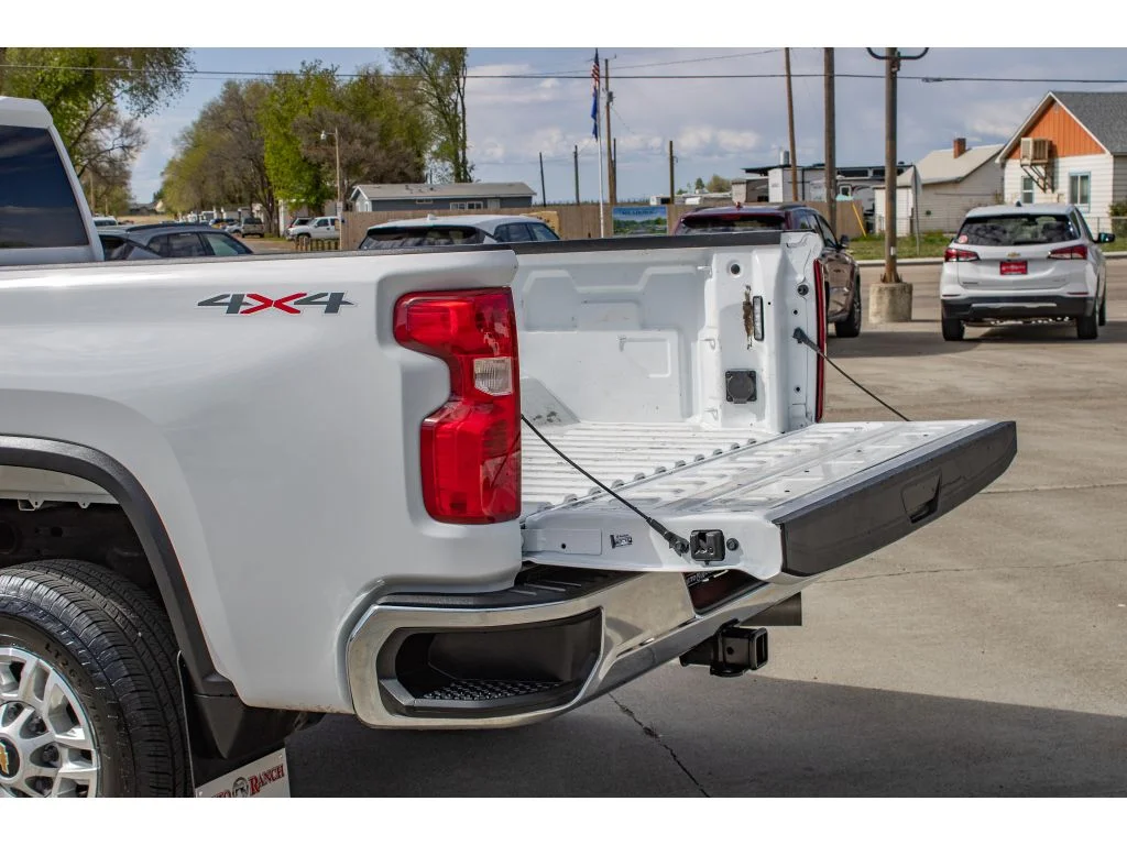 Used 2025 SUMMIT WHITE Chevrolet LT image 10