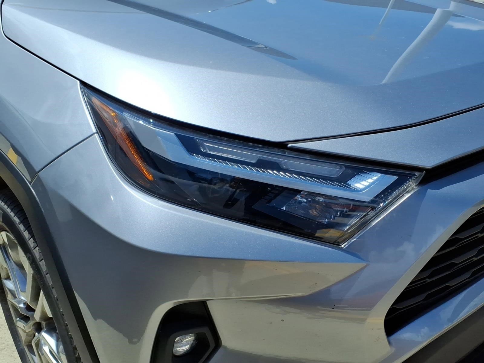 Used 2023 SILVER SKY METALL Toyota XLE Premium image 4