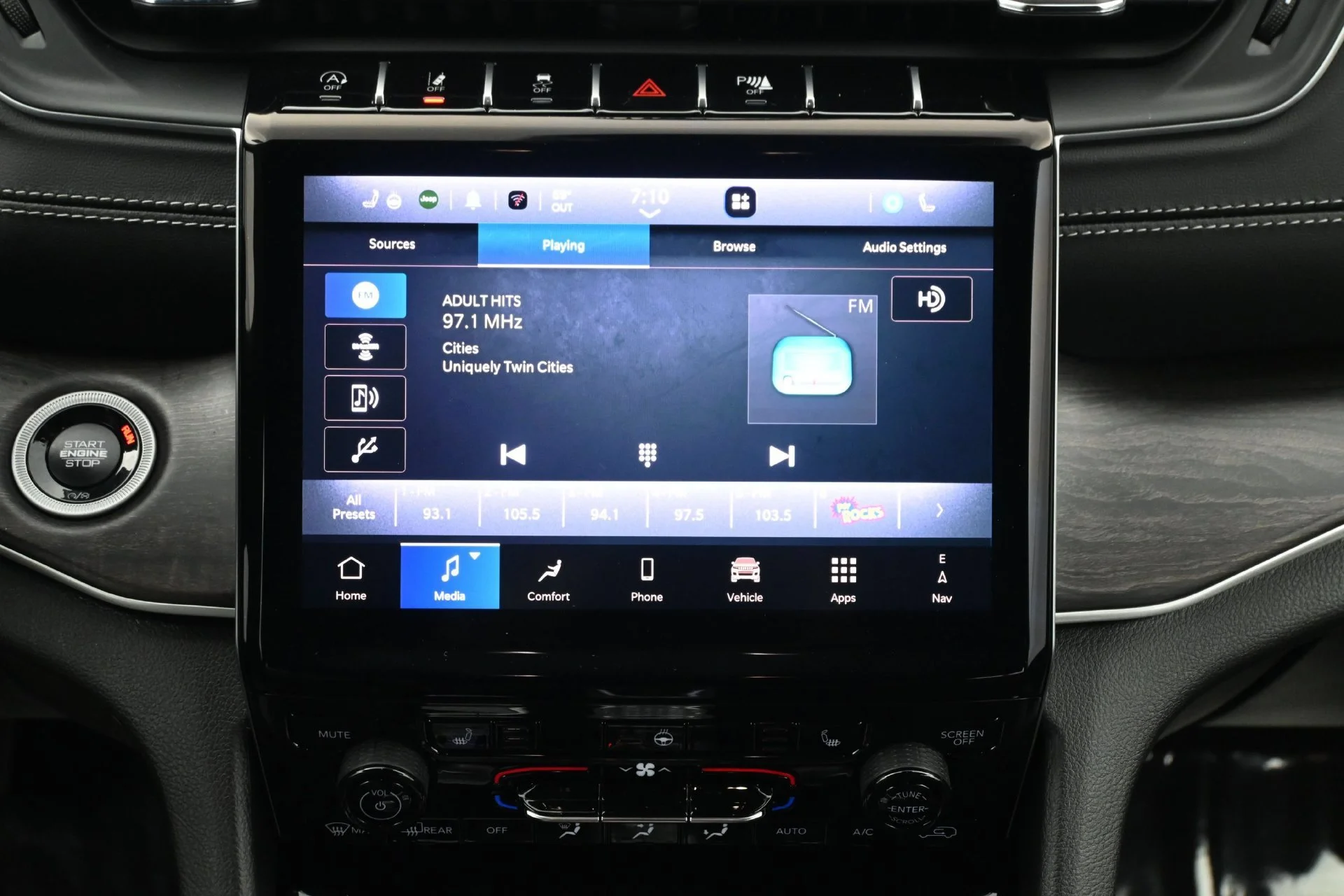 Used 2025 Diamond Black Crystal Pearlcoat Jeep Limited image 18