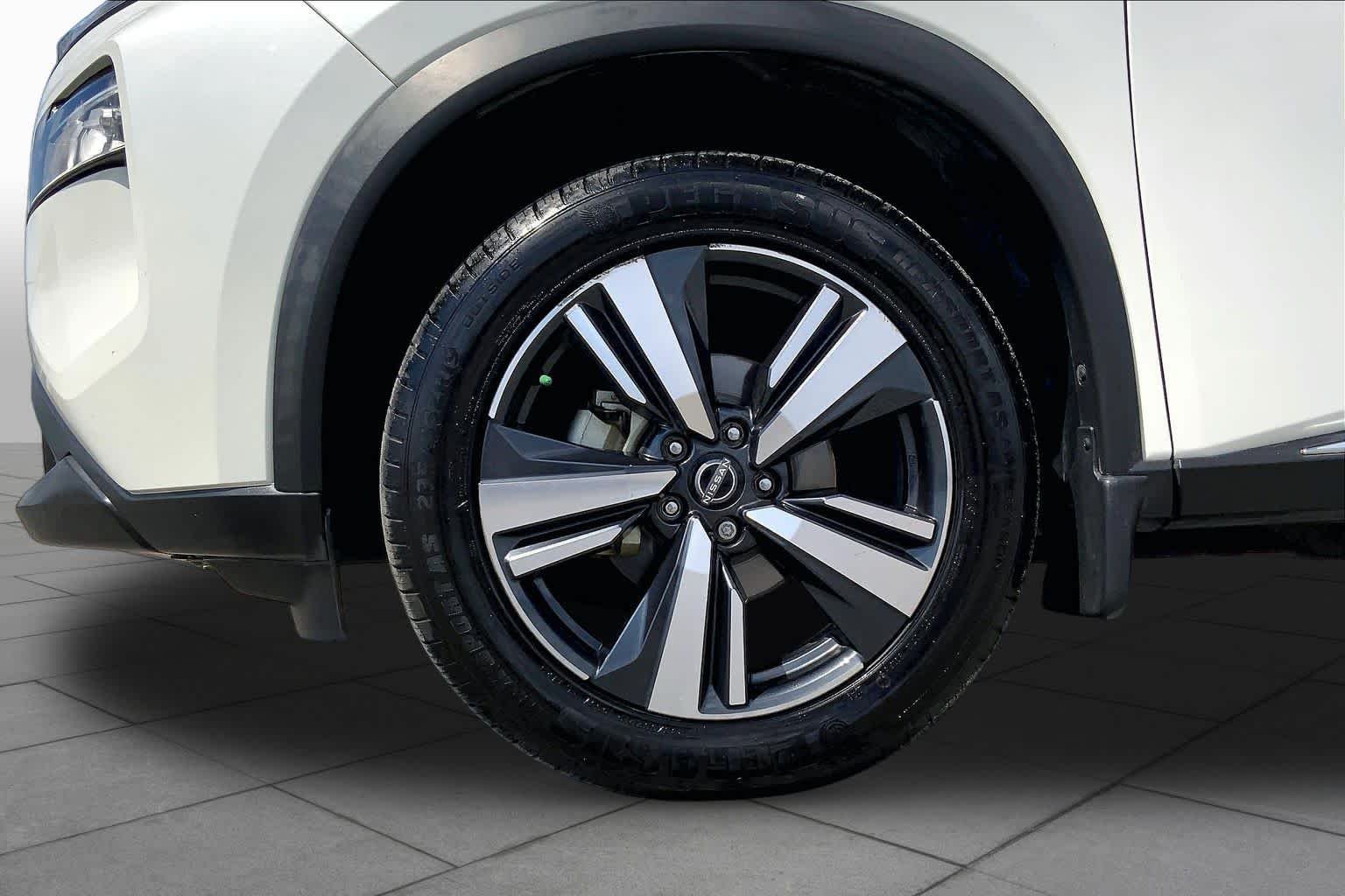 Used 2022 Pearl White Tricoat Nissan SL image 11