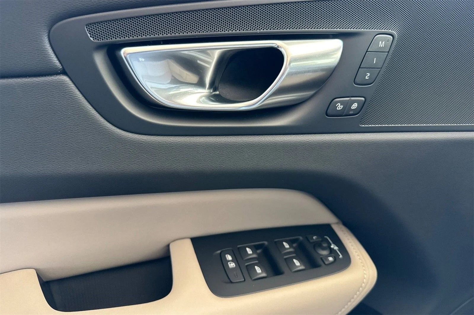 2026 Volvo XC60 Plus - Photo 14