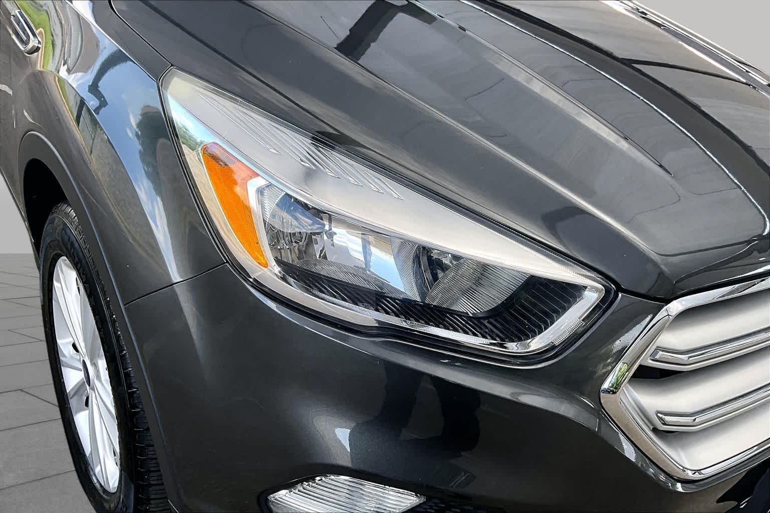 Used 2018 Magnetic Metallic Ford SE image 27