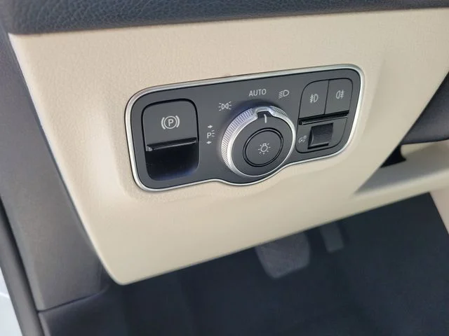 Used 2023 White Mercedes-Benz GLB 250 image 27