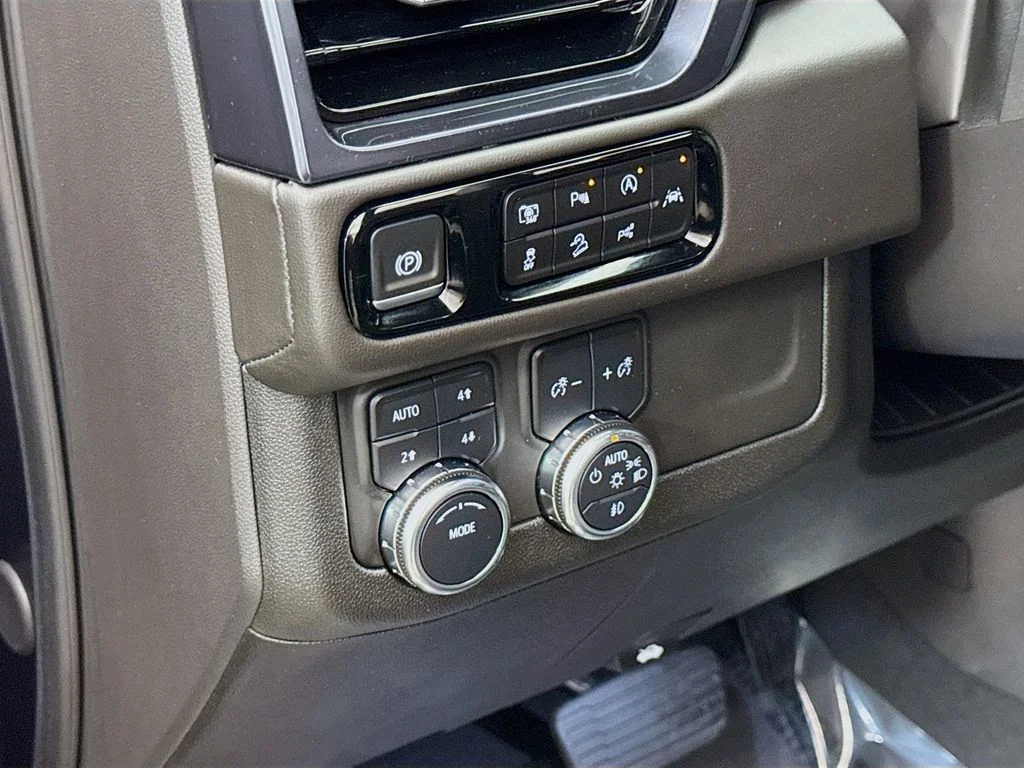 Used 2025 Silver GMC AT4 image 12