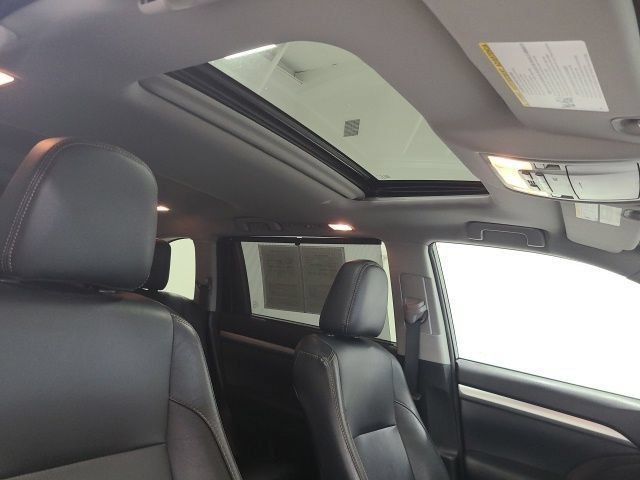Certified Used 2018 Blizzard Pearl Toyota XLE image 12