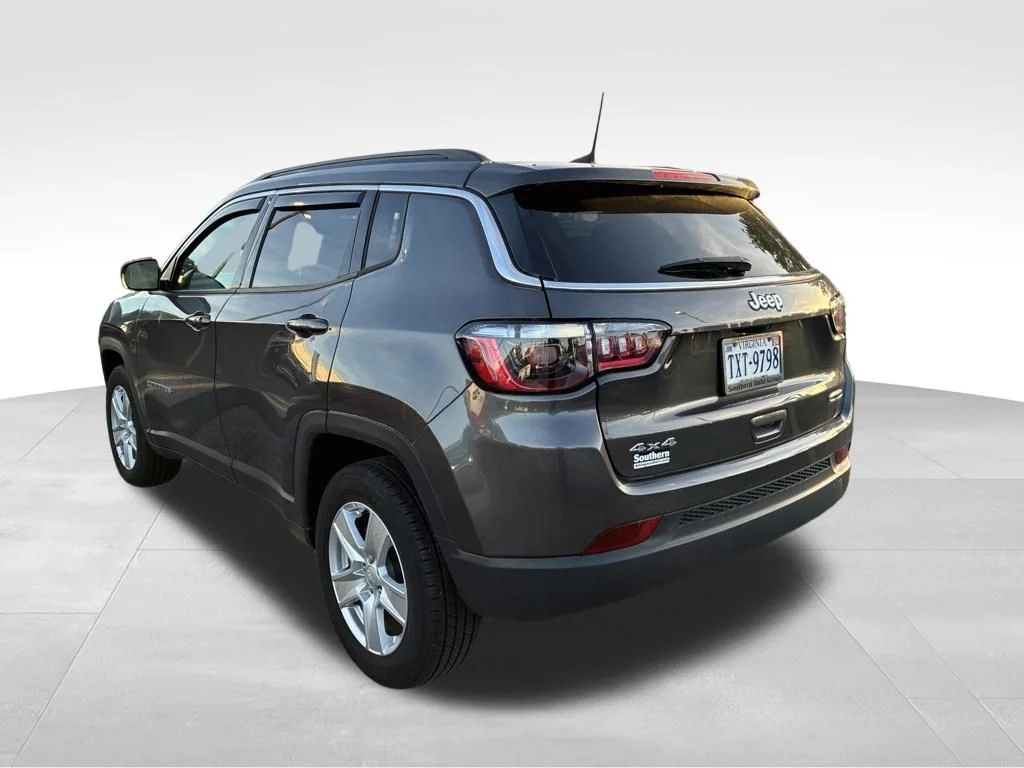 Used 2022 Gray Jeep Latitude image 3