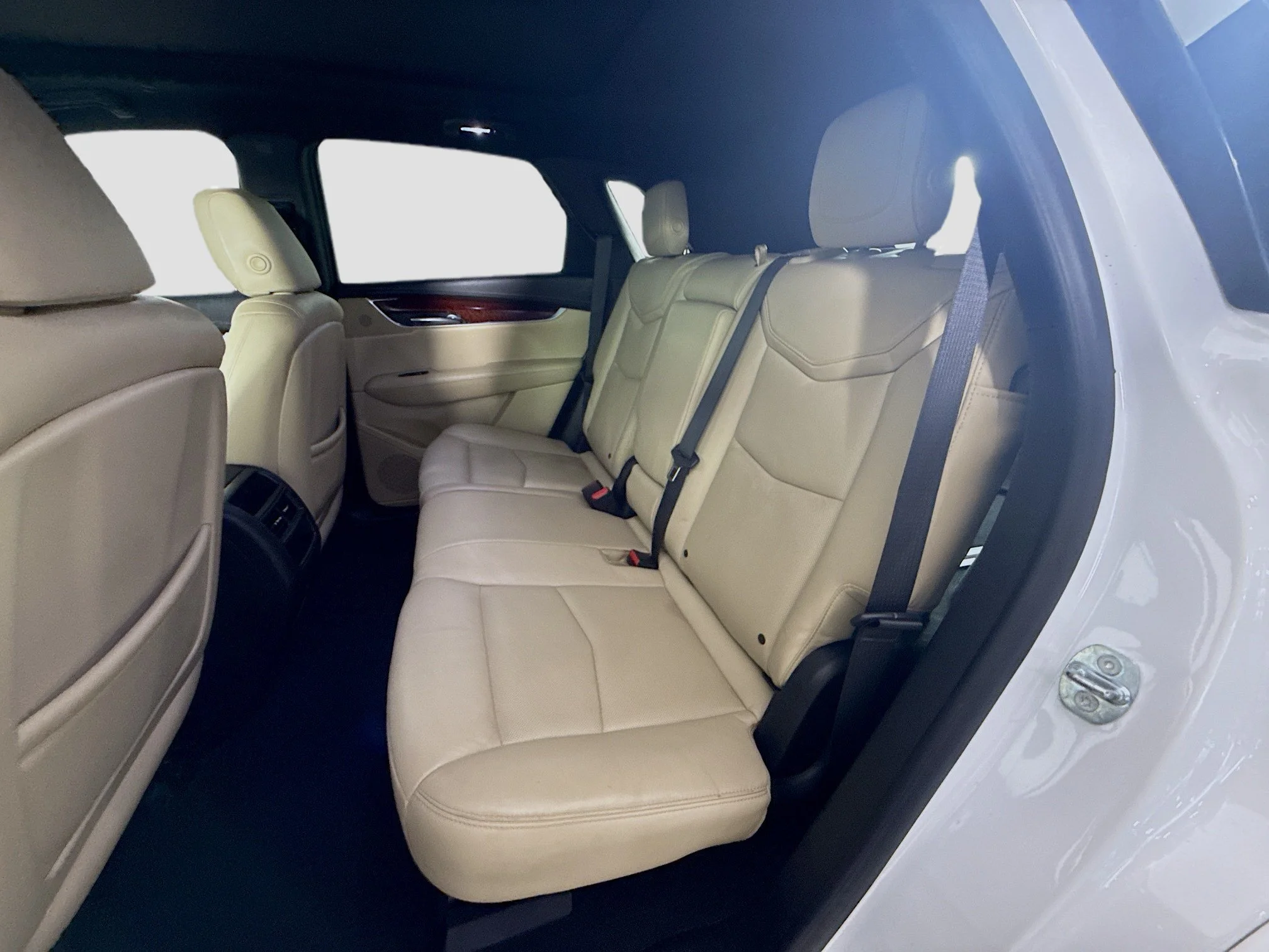Used 2018 Crystal White Tricoat Cadillac Luxury FWD image 21