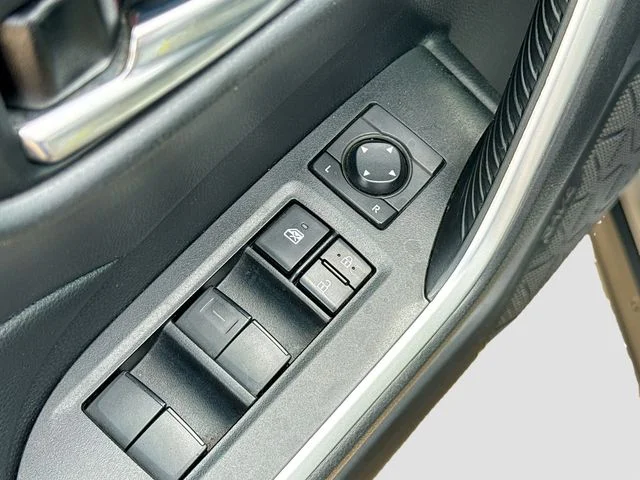 Used 2021 Silver Toyota XLE image 18