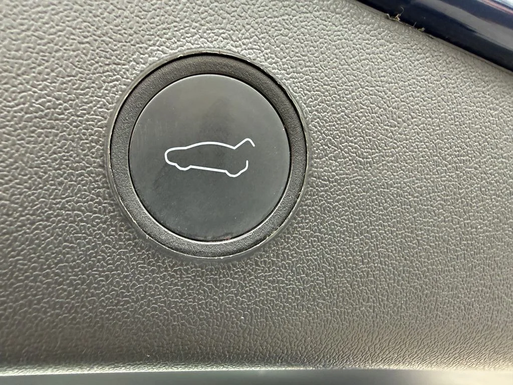 Used 2022  Tesla Base image 18