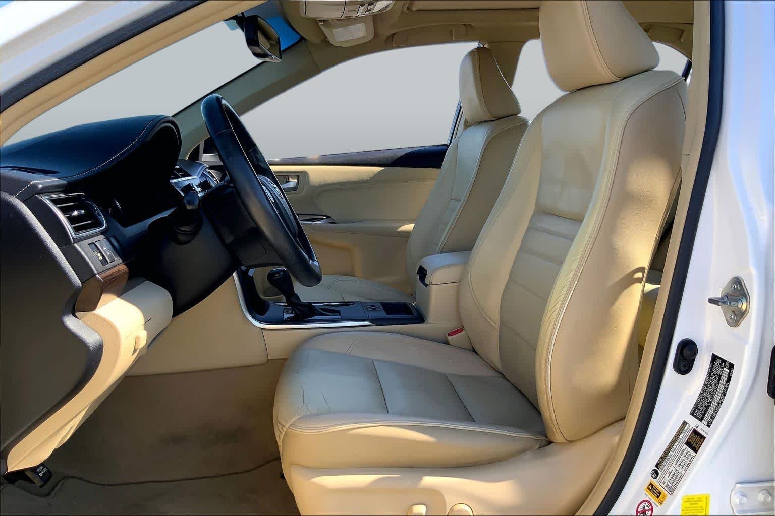 Used 2016 Super White Toyota XLE image 8