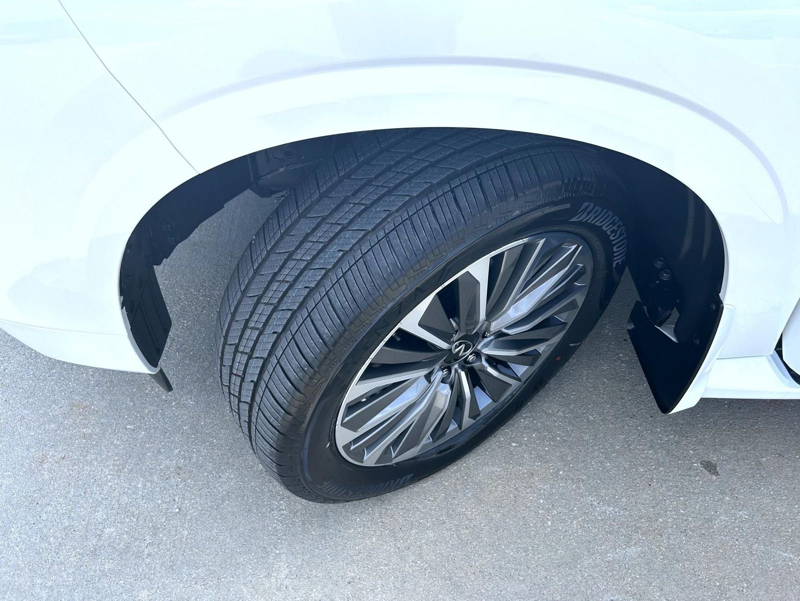 New 2027 RADIANT WHITE INFINITI Luxe 4WD image 25