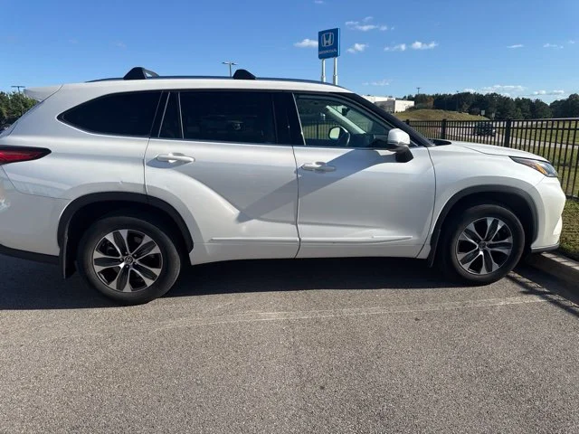 Used 2021 Blizzard Pearl Toyota XLE image 2