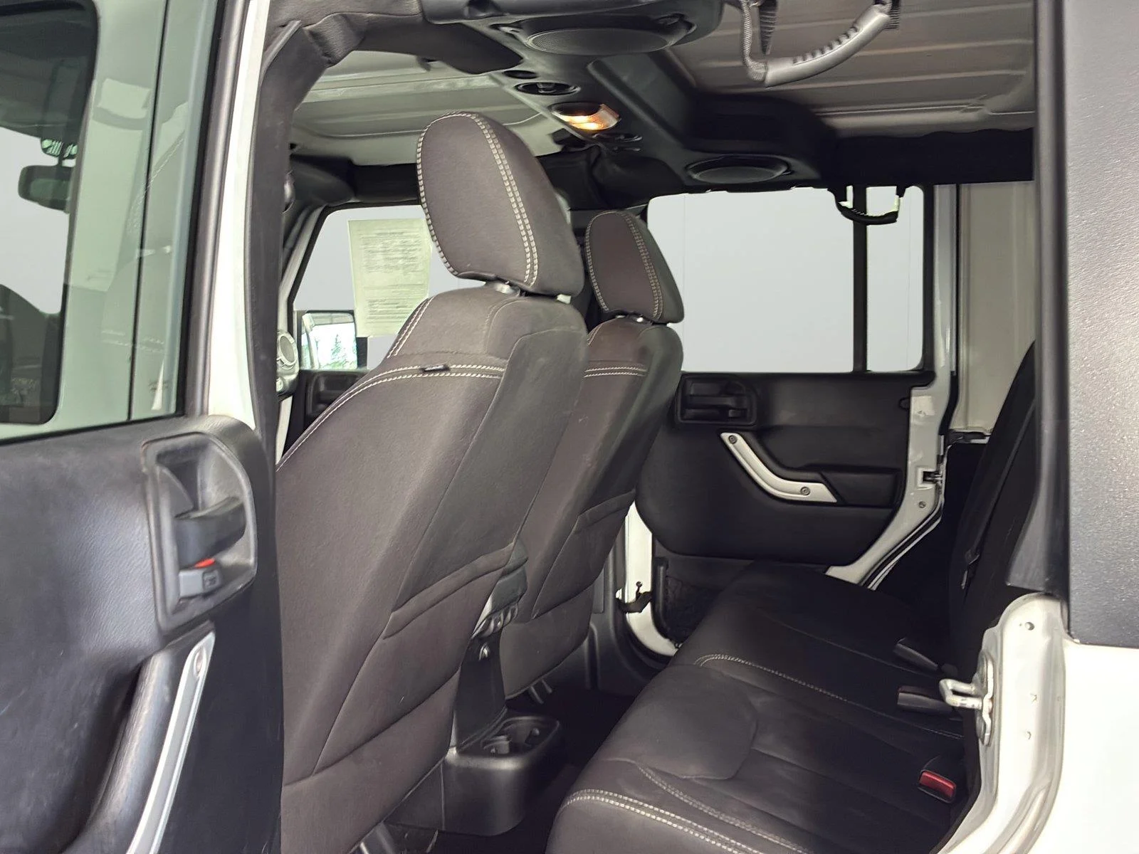 Used 2014 Bright White Clearcoat Jeep Sahara image 21